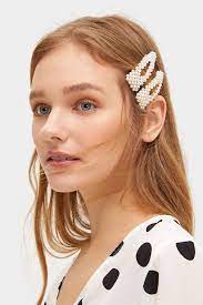 How To Style Hair Clips Hair Clip Trend 2019 Poor Little It Girl Pearl Hair Clip Pearl Hair Hair Clips