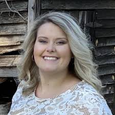 Holly Sink's Instagram, Twitter & Facebook