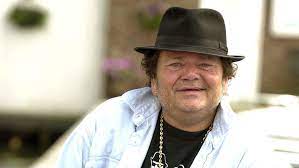 André hazes gaat de grens over en neemt als coach plaats in de bekende rode draaistoelen. Andre Hazes Sr Breekt Nederlands Albumrecord Entertainment Telegraaf Nl