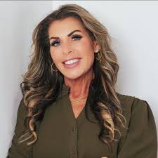 Its best friends weekend !! Share pics of you and your best friends with  me😁😁😁😁. My best friends Matt Deskins my fiancé And of course my life  long best friend Nikki! I've