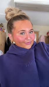 Marisa Owen's Instagram, Twitter & Facebook