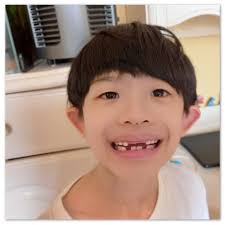 YouTube MV: https://youtu.be/WQ8Q0qteAEE 甩牙的速度趕不上出牙的速度， 就變成一隻兔仔^^!  難得謙謙大開金口唱歌，來聽聽父親節兒歌吧! 媽媽會煮飯，爸爸也會; 爸爸會維修，媽媽也會!  但爸爸在小孩心目中，像超人的形象，為小孩子帶來的新奇刺激，是無人可代替的! 我第 ...