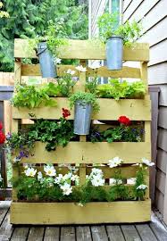 Et si vous transformiez une vieille palette en bois en une jardinière stylée ? Les Palettes Font La Deco Du Jardin Deco Cool