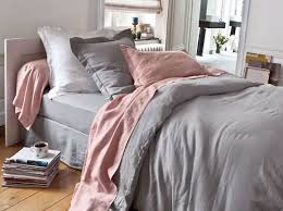 Pink Pearl Gray Via Maison Deco I Like The Color Combo And The Mismatched Flat And Fitted Sheets Pink Bedroom Decor Home Bedroom Bedroom Design