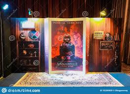 Sobre la activación de la falla de san andrés y la devastadora consecuencia: Espectador De Pie Hermoso 3d De Las Exhibiciones Americanas De Annabelle Comes Home De La Pelicula De Terror En El Cine Para Pr Imagen Editorial Imagen De Hija Cuadro 152300835