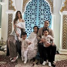 Kami menerima pesanan seragam keluarga untuk acara pesta maupun lebaran. Tema Baju Lebaran Keluarga Para Artis Yang Menarik Siapa Favoritmu