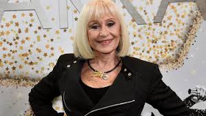 Raffaella maria roberta pelloni, who went professionally by raffaella carrà, was an italian singer, dancer, tv presenter and actress. Chi Era Raffaella Carra Causa Morte Eta Altezza Nome Vero Marito E Figli