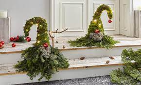 Weihnachtsdeko die schonsten ideen tipps living at home. Wichtel Aus Tanne Und Moos Selber Machen Weihnachtsdeko Im Garten Weihnachtsdekoration Weihnachten Dekoration