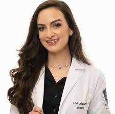 Dra. Emanuelle Leonel Ferreira Especialista em clínica médica, Curitiba