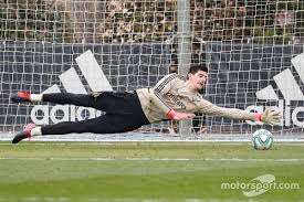 Real madrid goalkeeper thibaut courtois will join six formula one drivers in this weekend's official f1 esports event. Courtois Mostra Talento No Automobilismo Virtual E Derrota Ex F1