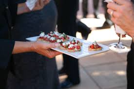 Entdecke rezepte, einrichtungsideen, stilinterpretationen und andere ideen zum ausprobieren. Serving Finger Foods Wedding Reception Meal Planning