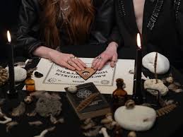 Psychic medium in spiritual reading session