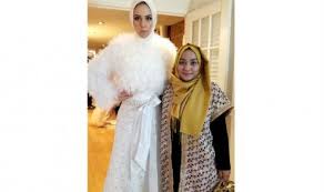 Setelah menjadi desainer, aktivitas anniesa mulai terpusat pada dunia desain. Anniesa Hasibuan Bicara Busana Muslim Di New York Republika Online