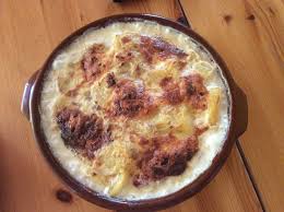 Munster Coiffe Ingredients 250 G De Munster Fermier 500 Grammes De Pommes De Terre En Robe Des Champs Pas Plat En Terre Cuite Tartelettes Aux Pommes Munster