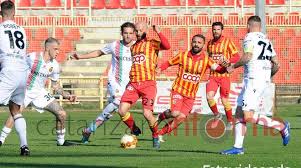 L'us catanzaro ringrazia i suoi splendidi tifosi per l'iniziativa spontanea di questo pomeriggio che li ha visti incitare i giallorossi prima dell'allenamento al poligiovino. Catanzaro Calcio Al Via La Settimana Pre Playoff Allenamenti Prevalentemente Pomeridiani Rientra Martinelli Catanzaroinforma