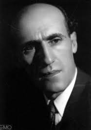 Raul Mancera, de perfil izquierdo, viste saco y corbata, retrato