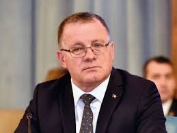 Ordonanţa de urgenţă care a modificat legea educaţiei luna trecută a creat un cadru legal pentru organizarea unui al treilea tip de învăţământ profesional. Ministrul Oros Invatamantul Dual Agricol Este Solutia Pentru Criza De Forta De Munca Industriacarnii Ro