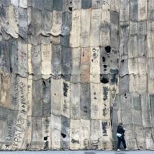 A Friend Monumental Installation At Porta Venezia By Ghanaian Artist Ibrahim Mahama Ibrahimmahama3 Installation Street Art Artist Fine Art