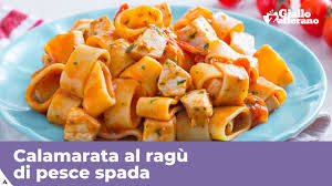 Scolatela al dente e aggiungetela al tegame con il pesce, aggiungete le uova che avreste sbattuto con un pizzico di sale, pepe e prezzemolo. Calamarata Al Ragu Di Pesce Spada Primo Piatto Facile E Veloce Youtube