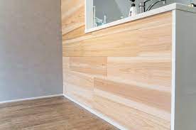 賃貸物件でも手を加えると視覚的変化が大きいのがよく目に付く位置にある壁 賃貸で壁をdiyする手段は剥がせる壁紙やディアウォールなどいくつかの手段がありますが 今回は薄くスライスされた5mm厚の杉板を現状復帰可能な方法で 2021 賃貸 diy 壁 インテリア