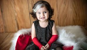 Bebê que viralizou por ter mecha branca cresceu e fez ensaio com o tema  Cruella - Mulher