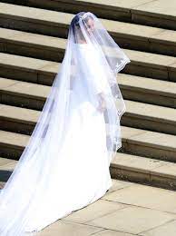 Die beziehung des paars begann im juni 2016, am 8. Meghan Markle Und Ihr Brautkleid Das Sagt Die Designerin Dazu Vogue Germany