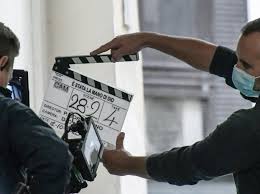 Il titolo dell'opera è un'evidente riferimento al gol di diego armando maradona contro l'inghilterra nei quarti di finale dei mondiali 1986, disputatisi in messico. Sorrentino Folla Per Il Ciak In Galleria E Spunta Un Giovane Regista Sedicenne La Repubblica