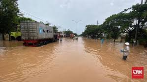 Sore hari yang sudah mulai gelap, sepasang kekasih remaja di kota semarang indonesia lagi berduaan di kamar kos. Ceva573rmvj2vm
