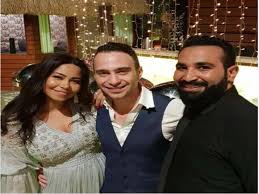 قضت محكمة مصرية بحبس الناشطة على موقع تيك توك، حنين حسام، 10 سنوات وتغريمها 200 ألف جنيه مصري (حوالي 13 ألف دولار أمريكي). Ù‚Ø§Ù„ÙˆØ§ Ø¥Ù†Ù‡Ù… Ø¶Ø±Ø¨ÙˆØ§ Ø¨Ø¹Ø¶ Ø£Ø­Ù…Ø¯ Ø³Ø¹Ø¯ ÙŠÙƒØ´Ù Ø­Ù‚ÙŠÙ‚Ø© Ø®Ù†Ø§Ù‚Ø© Ø´ÙŠØ±ÙŠÙ† Ùˆ Ù…ØµØ±Ø§ÙˆÙ‰