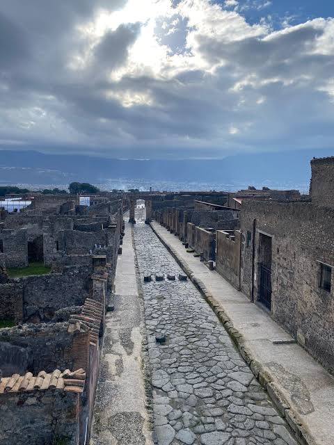 🇮🇹🧡 Una calle de 2000 años en Pompeya, Italia. Esas 3 piedras elevadas  que se ven en el centro de la calzada eran los pasos de cebra de la época.  Se usaban