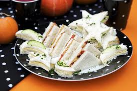 Per quanto riguarda le farce di toast e tramezzini, puoi davvero scegliere a tuo piacimento, ma fai attenzione a non inserire troppi. Tramezzini Farciti Tutte Le Ricette Per Un Party Perfetto Negroni