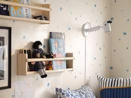 Sur la photo il sagit dune étagère dangle ikea en bambou. Flisat Rangement Mural 70x9x16 Cm Materiau Durable Ikea