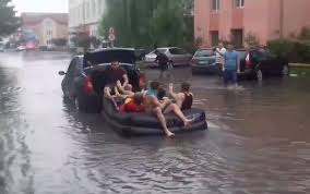 Informatiile despre vremea in targu jiu au fost ultima oara actualizate la 21:16. Fenomene Meteo Extreme In ÈarÄ La Tg Jiu Tinerii S Au Plimbat Cu Salteaua Pe StradÄ Stirileprotv Ro
