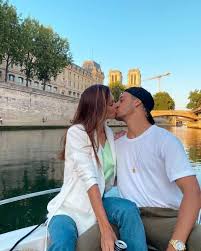 Les amoureux avaient officialisé leur couple en novembre 2019 sur instagram. Iris Mittenaere Pose Avec Son Cheri Les Internautes Agaces Vous N Etes Pas Confines A Paris People 7sur7 Be