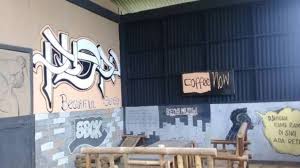 Kabupaten ini dilalui jalur pantura, dan menjadi pintu masuk utama jawa tengah di sisi barat dari arah jakarta/cirebon, sehingga brebes memiliki posisi yang cukup strategis. 17 Cafe Restoran Rumah Makan Favorit Di Brebes Ranggawisata