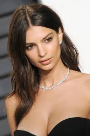 Emily ratajkowski's new pumpkin spice hair is an autumnal dream. Emily Ratajkowski S Hairstyles Hair Colors Steal Her Style Page 4