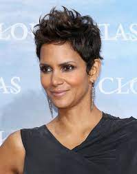 Though several halle berry pictures are available one can't confirm the age of this gorgeous beauty. Blog Pendidikan Halle Berry Hairstyles Short Hair