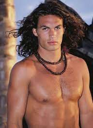 Voir plus d'idées sur le thème actrice, jason momoa, jason momoa aquaman. Photos Jason Momoa Meconnaissable Dans Alerte A Malibu Bien Avant Frontier Et Got Avec Tele 7 Jours
