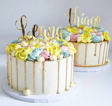 Romy Sur Instagram Layer Cake Unicorn Layer Cake Qui Accompagnais La Piece Montee Licorne Un Coulant Dore Des Roses En Creme Piece Montee Layer Cake Cake