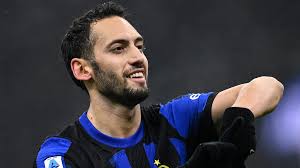 Calhanoglu lancia la SFIDA al Milan: «Vogliamo riconfermarci»