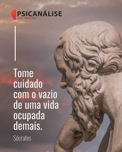 Essa frase de Sócrates é quase um alerta para os nossos tempos. A gente vive correndo com trabalho, compromissos, redes sociais, tarefas, obrigações que se acumulam. A agenda está sempre cheia, mas