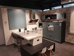 See more ideas about hanau, germany, german cuisine. Plana Musterkuche Topmoderne Landhauskuche In Blau Weiss Mit Holzfronten Ausstellungskuche In Munchen Von Plana Kuchenland Munchen