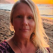 What are the best tour options for visiting Hana, Maui?