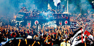 Beşiktaş'ın i̇stanbul boğazı'ndaki kutlamaları sırasında 2 tekne birbiriyle sürttü. Boyle Kutlama Gorulmedi Fotomac