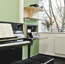klimper klimper und schnell noch das neueste tutorial nachschauen unser flapps staatssekretar im einsatz im schonen m flexible furniture stehpult musikschule