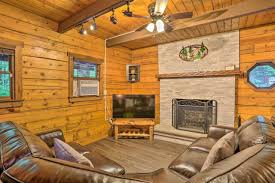 Located in east stroudsburg, pocono cabin, private pool shawnee/camelback provides accommodation with a private pool, a terrace and garden views. Pocono Log Cabin With Fireplace Fire Pits Amenities Pocono Lake Updated 2021 Prices