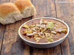 Misal Pav Recipe How To Make Misal Pav Homemade Maharashtrian Misal Pav Recipe Recipes Indian Snack Recipes Indian Food Recipes Vegetarian