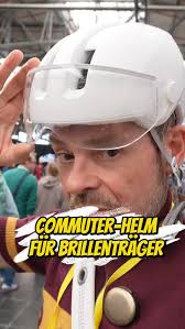 Noch ein Abus in "pure white", diesmal für Commuter und Brillenträger., Ich  finde "pure wihte" macht sogar Commuter-Helme sexy., Und Du?, #fahrrad  #bike2work #commutescount #mdrza #abus #helm #fashion ...