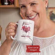 Amazon.com: Taza de café con corazón con nombre personalizado, taza de  cerámica personalizada con diseño de rosas rojas, taza de acento floral  única ...