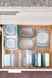 aufbewahren mit system plastikdosen geschickt verstauen organizer kuchenschrank organisation organizing hacks